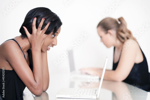Photo: Geschäftsfrauen im Büro Geschäftsfrauen im Büro
