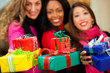 Freundinnen beim Shopping zu Weihnachten