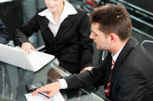 Photo: Business - Besprechung in einem Büro Business - Besprechung in einem Büro