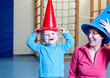 Junge in Turnhalle
