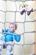 Junge klettert in Turnhalle