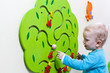 Junge spielt im Kindergarten