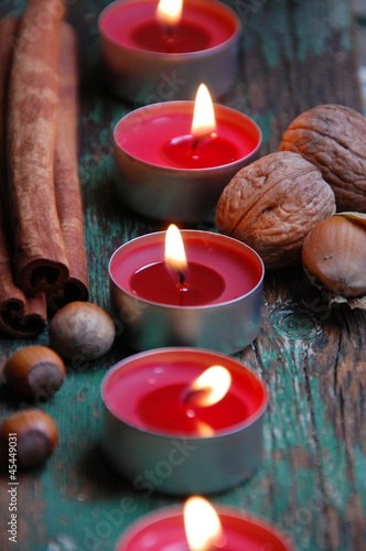 Photo: rote Adventskerzen und Nüsse rote Adventskerzen und Nüsse