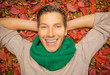 mann im herbst beim enspannen