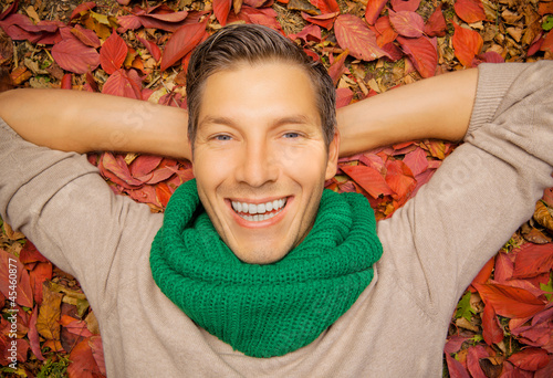 Photo: mann im herbst beim enspannen mann im herbst beim enspannen