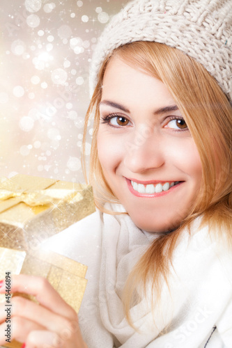 Photo: junge blonde Frau öffnet Geschenkbox junge blonde Frau öffnet Geschenkbox