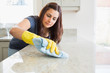 Foto: Concentrated woman scrubbing the bar Concentrated woman scrubbing the bar