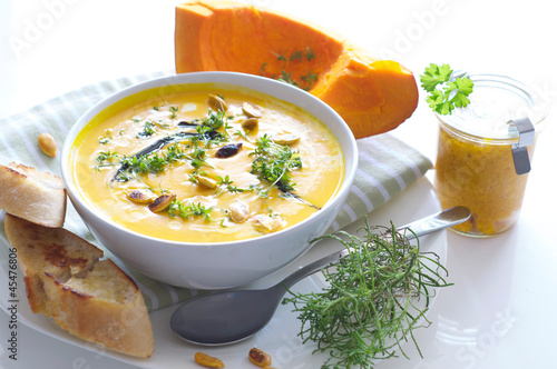 Photo: Kürbissuppe mit Baguette Kürbissuppe mit Baguette