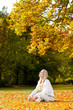 frau erholt sich im herbst