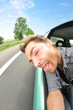 Autofahren mit dem Kopf aus dem Fenster
