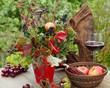 Ein Glas Rotwein auf der Terrasse genießen