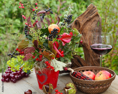 Photo: Ein Glas Rotwein auf der Terrasse genießen Ein Glas Rotwein auf der Terrasse genießen