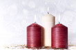 Kerzen mit weihnachtlicher Winterdekoration