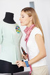 Modedesignerin bei der Arbeit