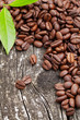 Kaffeebohnen auf Holzbrett