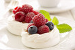 meringues mit Früchten
