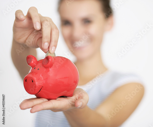 Photo: 2 Euro in Sparschwein werfen 2 Euro in Sparschwein werfen