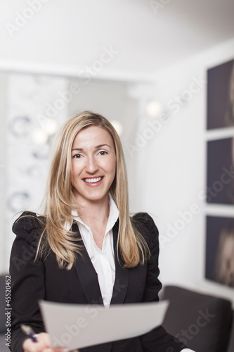 Photo: Hübsche Frau überreicht Dokumente Hübsche Frau überreicht Dokumente