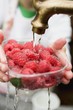 Foto: Washing raspberries Washing raspberries