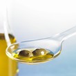 Foto: Green olives with oil on spoon Green olives with oil on spoon