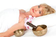 Ältere Frau bei der Klangschalenmassage