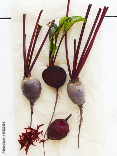 Photo: Peeled and unpeeled beetroot on paper Peeled and unpeeled beetroot on paper