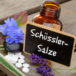 Schüsslersalze mit Tafel und Blüten
