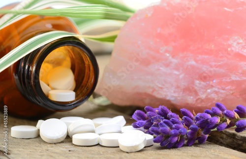 Photo: Schüsslersalze mit Kristall und Lavendel Schüsslersalze mit Kristall und Lavendel