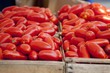 Foto: Lots of tomatoes in wooden crates Lots of tomatoes in wooden crates