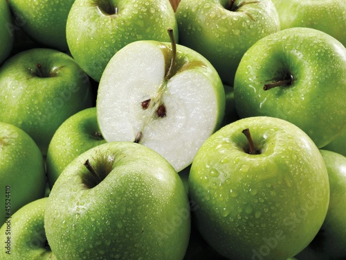 Photo: Granny Smith apples, whole and halves(fills the screen) Granny Smith apples, whole and halves(fills the screen)