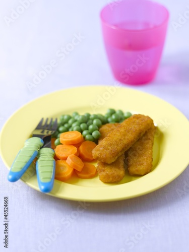 Photo: Fish fingers with carrots and peas Fish fingers with carrots and peas