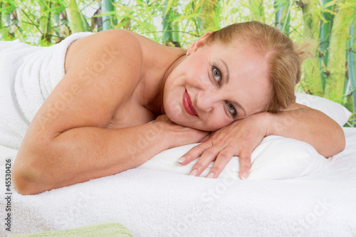 Photo: Ältere Dame vergnügt beim Wellness Ältere Dame vergnügt beim Wellness
