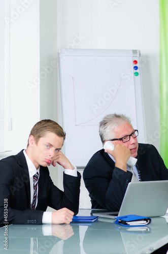 Photo: genervter junger mitarbeiter genervter junger mitarbeiter