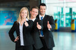 Freundliche Business-Gruppe mit Daumen hoch