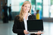 Business-Frau hält Laptop in der Hand