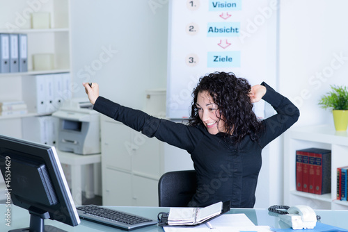 Photo: dehnübung im büro dehnübung im büro