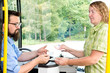 Fahrgast paying