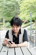 Photo: スマートフォンを見る若い男性 スマートフォンを見る若い男性