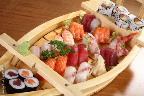 Photo: sushi su vassoio di legno sushi su vassoio di legno