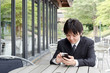 Photo: スマートフォンを見る若い男性 スマートフォンを見る若い男性