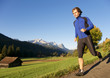 Jogger in der Natur mit Bergen im Hintergrund