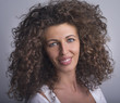 Ragazza con capelli ricci