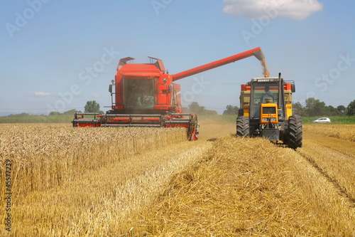 Photo: Récolte du blé : moissoneuse et tracteur Récolte du blé : moissoneuse et tracteur