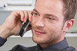 Foto: Mann flirtet am Telefon Mann flirtet am Telefon