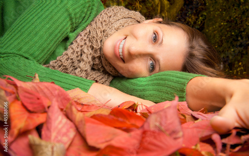 Photo: frau beim entspannen im herbst frau beim entspannen im herbst
