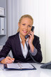 Frau mit Telefon im Büro