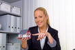 Immobilienmaklerin in ihrem Büro