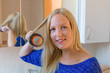 Frau bürstet sich die Haare