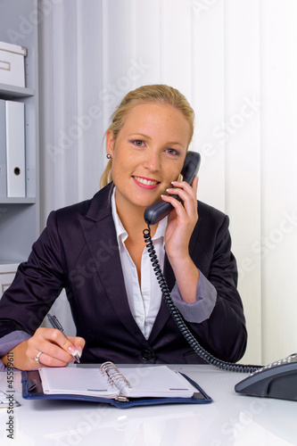Photo: Frau mit Telefon im Büro Frau mit Telefon im Büro