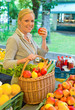 Frau am Obstmarkt mit Einkaufskorb
